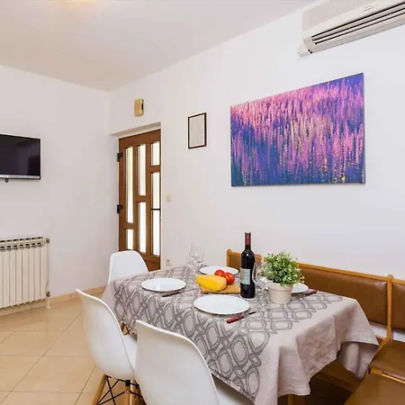 Apartment 25