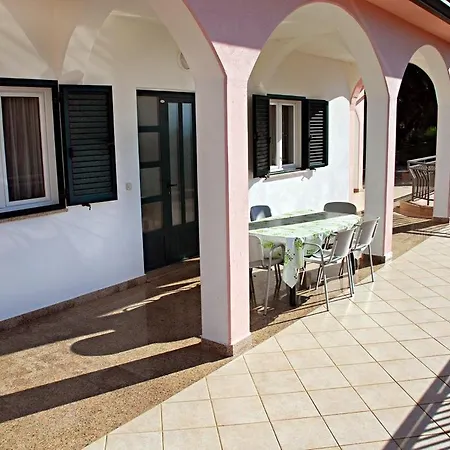 Apartment 25